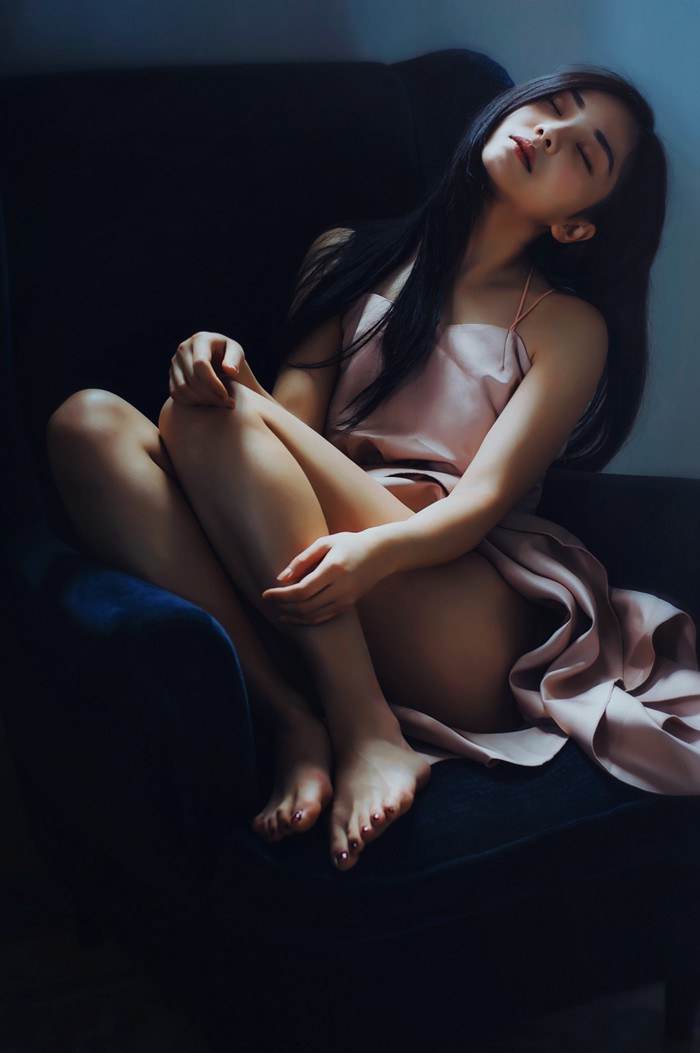 抱着腿的小清新美女图片_WWW.TQQA.COM