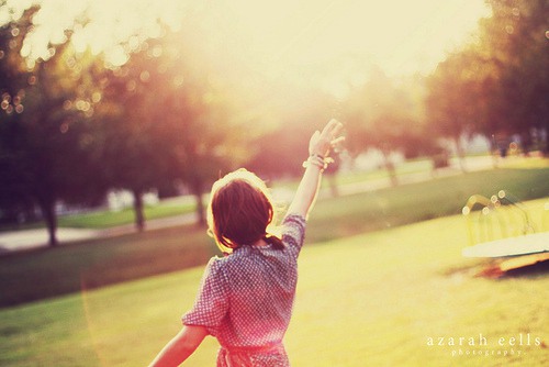 他说他很爱很爱你 暖色调小清新女生图片_WWW.TQQA.COM