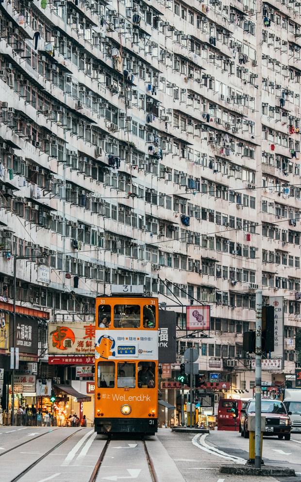 车水马龙的城市街头风光唯美图片_WWW.TQQA.COM