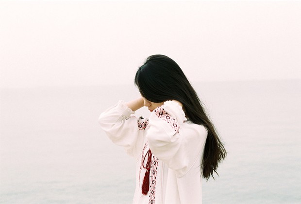 温柔如水的小清新美女背影意境美图图片_WWW.TQQA.COM