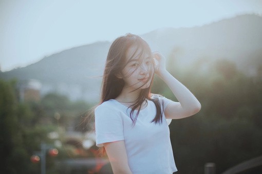 给人治愈系感觉的微笑女生小清新唯美图片，笑_WWW.TQQA.COM