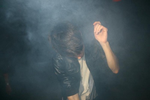 只有你自己能救自己 欧美帅气男生lomo图片_WWW.TQQA.COM