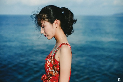 眼里充满故事的唯美小清新女生写意美图_WWW.TQQA.COM