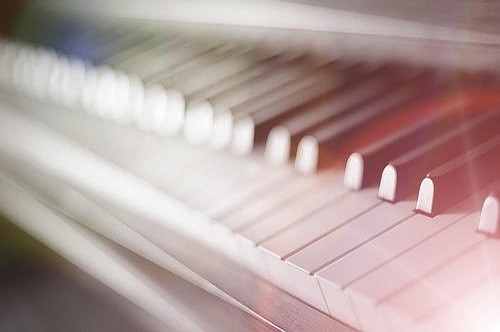 一组以钢琴为主题的小清新图片_WWW.TQQA.COM
