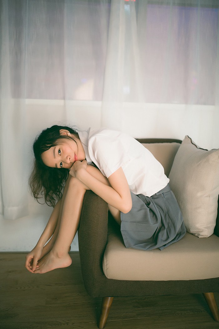 抱着腿的小清新美女图片_WWW.TQQA.COM