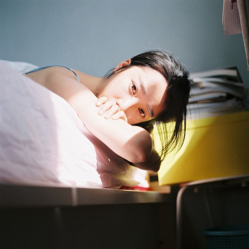 眼里充满故事的唯美小清新女生写意美图_WWW.TQQA.COM