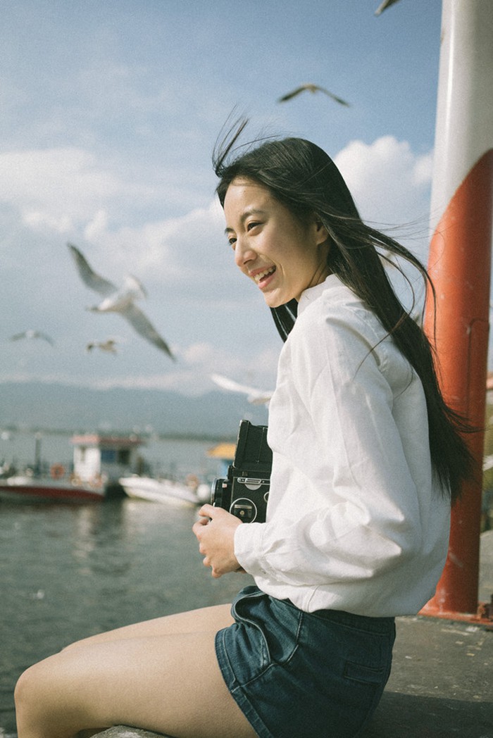 唯美的牛仔短裤与短裙美女图片_WWW.TQQA.COM