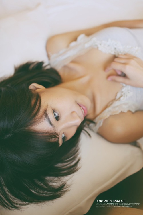 在夜中央的山谷，一人一片湖 唯美女生小清新图_WWW.TQQA.COM
