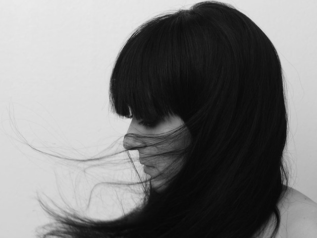 有着飘逸长发的外国女孩唯美意境美图_WWW.TQQA.COM