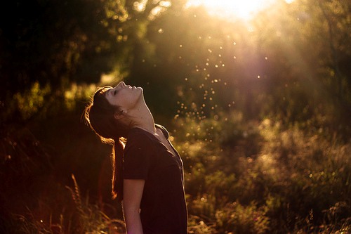 他说他很爱很爱你 暖色调小清新女生图片_WWW.TQQA.COM