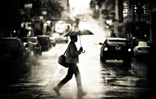 和下雨天与雨伞有关的灰色调伤感唯美图片_WWW.TQQA.COM