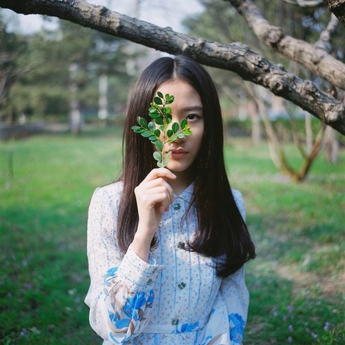 不经意的一瞥 甜美的小清新女生美图_WWW.TQQA.COM