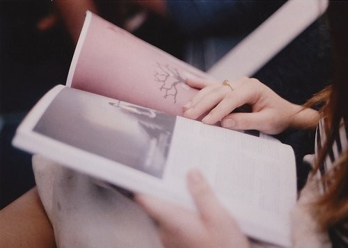 旅行中带着一本书_WWW.TQQA.COM