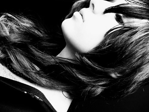 今夜，你是否还活着  略显孤独的黑白lomo图片_WWW.TQQA.COM