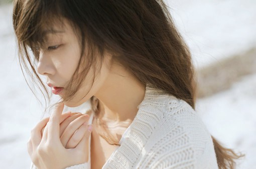 眼里充满故事的唯美小清新女生写意美图_WWW.TQQA.COM