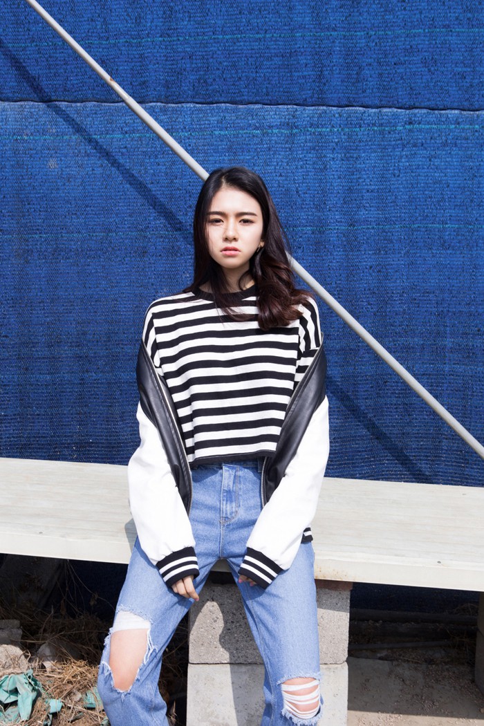 唯美的牛仔短裤与短裙美女图片_WWW.TQQA.COM