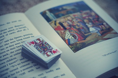 只剩下卡牌陪她阅尽每一场独白_WWW.TQQA.COM