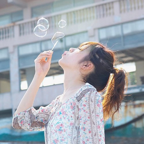 忘掉一个人是很困难的事情_WWW.TQQA.COM