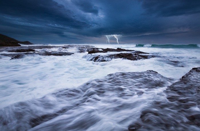 翻滚的海浪唯美图片_WWW.TQQA.COM