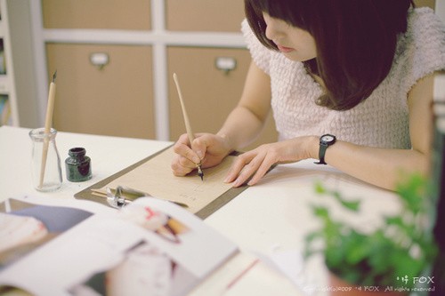 在日渐冷清的年华里把思念埋在发间_WWW.TQQA.COM