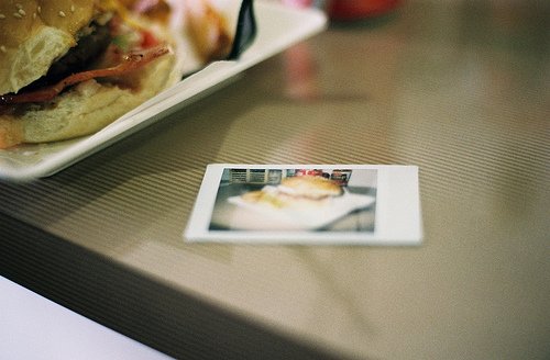 只是因为我们还足够年轻_WWW.TQQA.COM