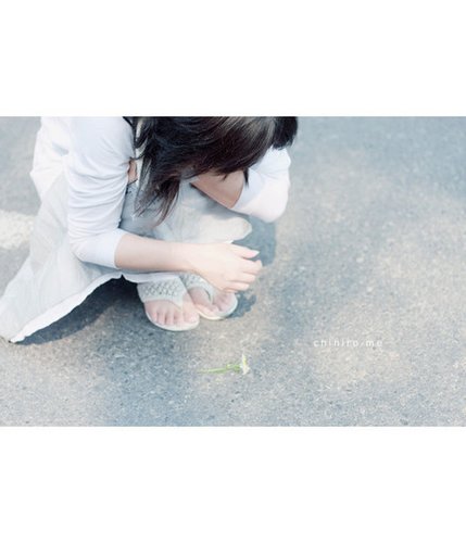 难过的时候蹲下来抱抱自己_WWW.TQQA.COM