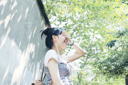 那些看起来很迷人很唯美的小清新女生侧脸美图_WWW.TQQA.COM