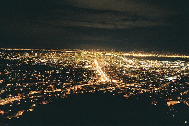 鸟瞰一座唯美安静的城市的美图图片_WWW.TQQA.COM