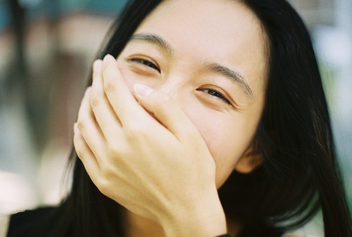 给人治愈系感觉的微笑女生小清新唯美图片，笑_WWW.TQQA.COM