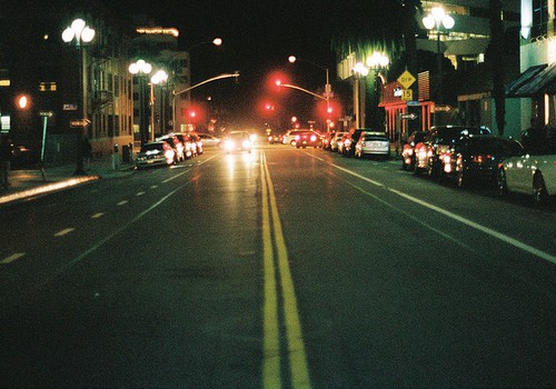 孤独的人看到会觉得很伤感的街道夜景唯美图片_WWW.TQQA.COM