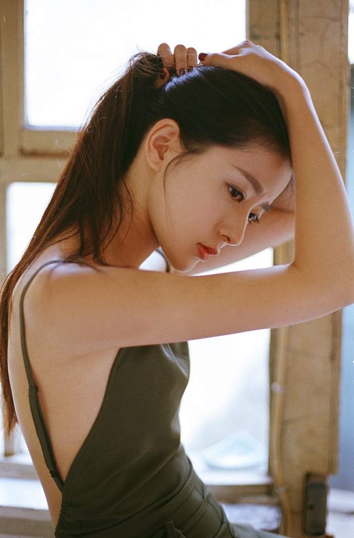 面无表情的优雅小清新美女图片_WWW.TQQA.COM