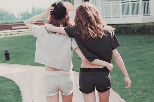 漂亮女生闺蜜美图素材分享_WWW.TQQA.COM