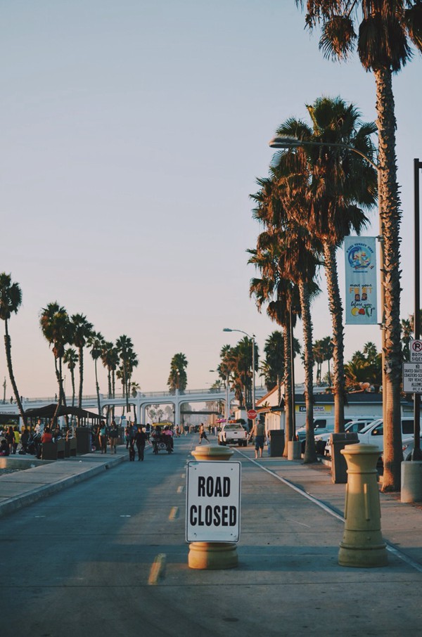 唯美的路标与路牌意境图片_WWW.TQQA.COM