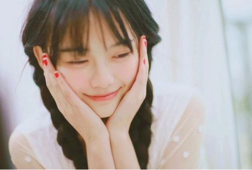 在夜中央的山谷，一人一片湖 唯美女生小清新图_WWW.TQQA.COM