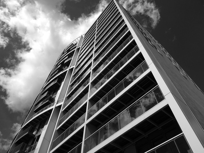 现代化都市的高楼黑白意境图片_WWW.TQQA.COM
