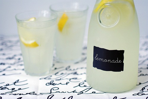 好看的瓶子里装着好喝的饮料 唯美小清新图片_WWW.TQQA.COM