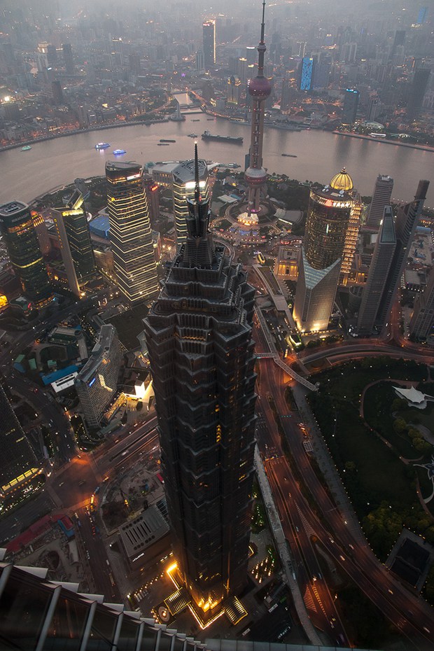 车水马龙的城市街头风光唯美图片_WWW.TQQA.COM