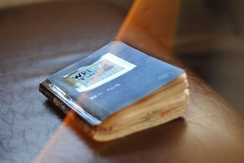 旅行中带着一本书_WWW.TQQA.COM