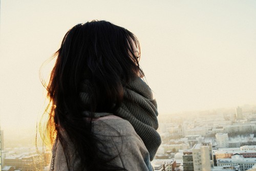 在日渐冷清的年华里把思念埋在发间_WWW.TQQA.COM