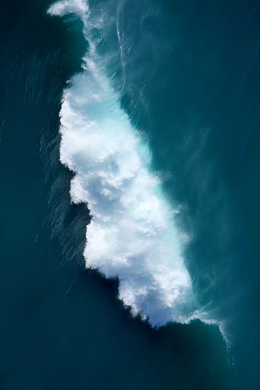 感受惊涛骇浪之美，漂亮的蓝色海浪唯美图片_WWW.TQQA.COM