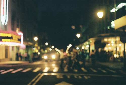 走在青春这条匆忙而狭窄的路上_WWW.TQQA.COM