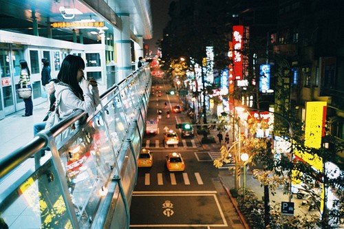 夜幕笼罩灿烂的一片灯海，多少人多少种无奈_WWW.TQQA.COM