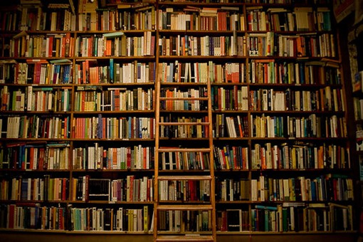 书香满屋的唯美图书、书架的小清新意境图片_WWW.TQQA.COM