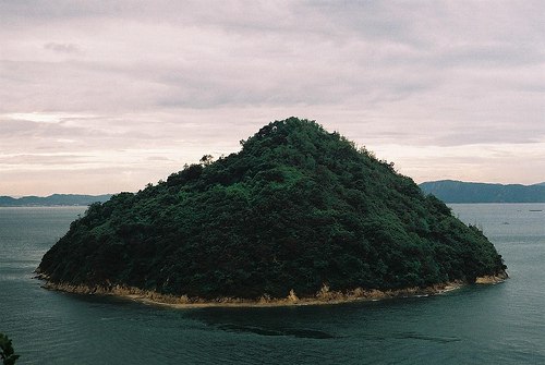 一个人坐在时光车里_WWW.TQQA.COM