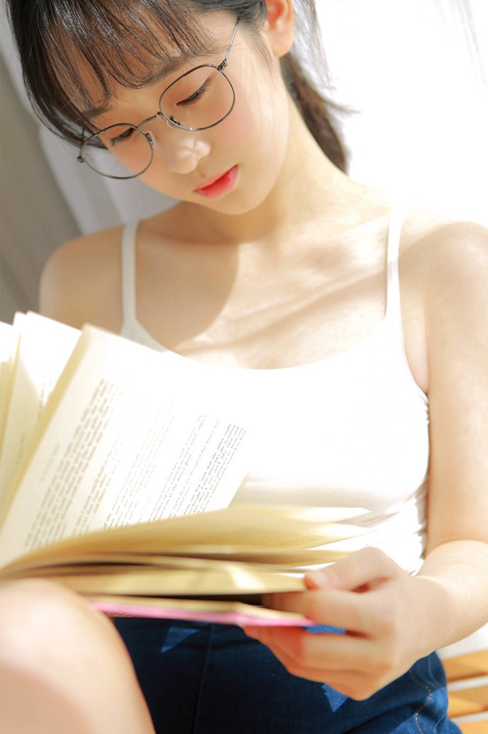 面无表情的优雅小清新美女图片_WWW.TQQA.COM