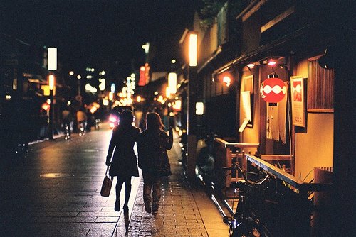 我们还滞留在这座灯火阑珊_WWW.TQQA.COM