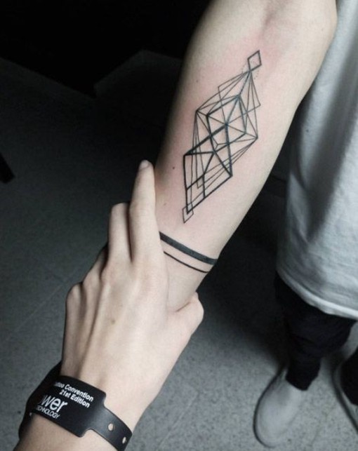 适合男生纹在手臂上的几何图形风格帅气纹身图_WWW.TQQA.COM