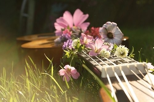 一把吉他，一首曲子，给谁听_WWW.TQQA.COM