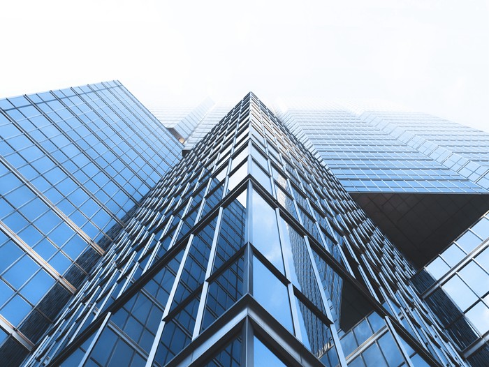 仰视的城市高楼建筑唯美图片_WWW.TQQA.COM