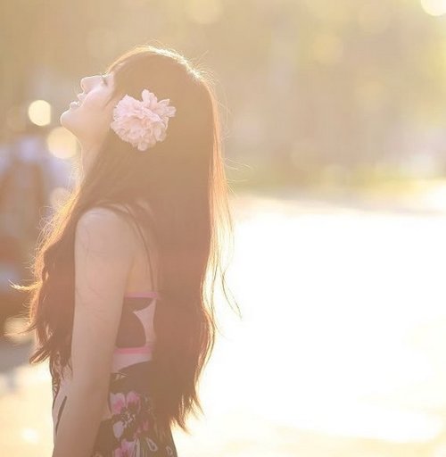 因为某个人的微笑，阳光就明媚起来_WWW.TQQA.COM